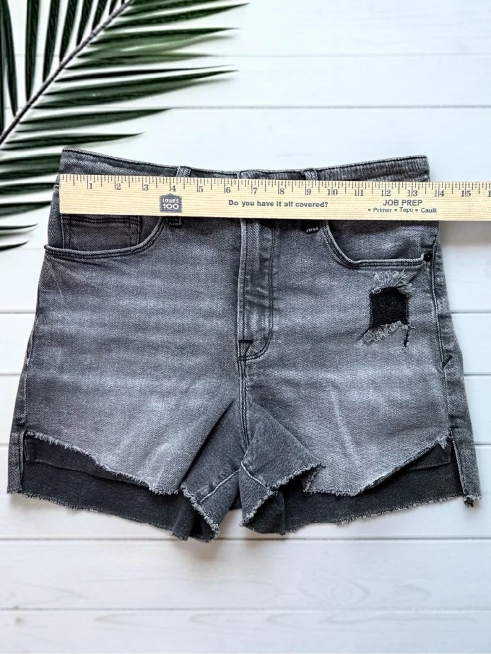 Good American Good Curve Distressed Denim Shorts Gray Wash Size 6 / 28 - Baddie